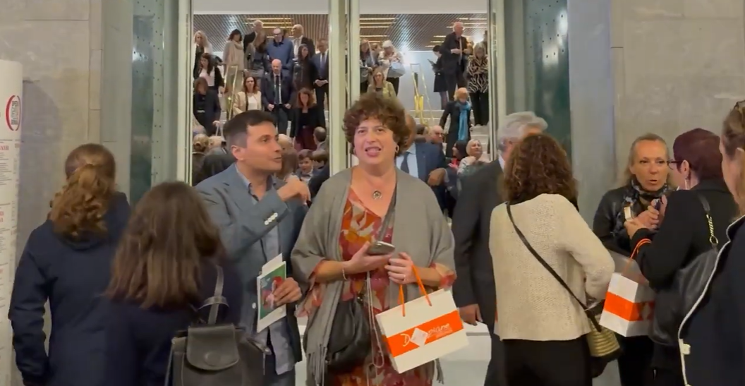 Dellepiane, un tocco di profumo ed eleganza alla prima del Carlo Felice - Il video