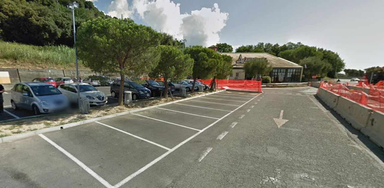 Incidente all'interno dell'Autogrill di Varazze, donna investita da un'auto