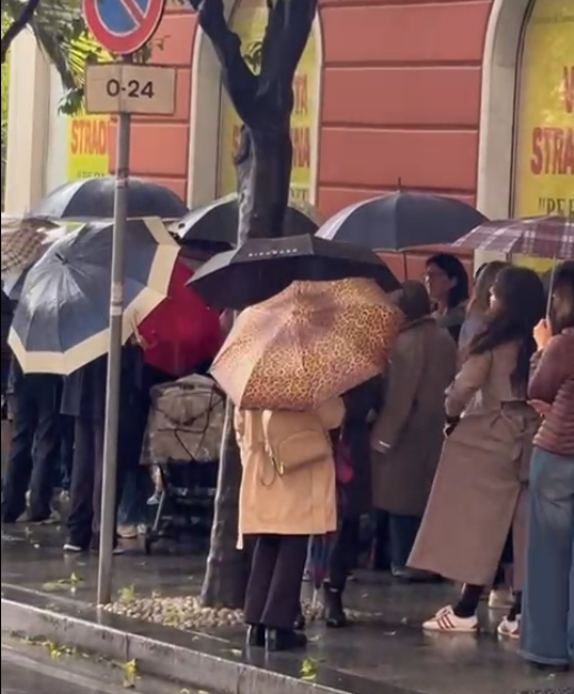 Chiude Pernigotti a Nervi, in centinaia in coda sotto la pioggia per la liquidazione