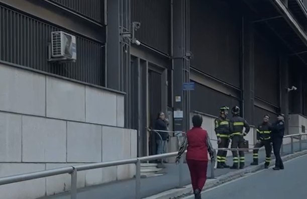 Lastra di metallo cade dal palazzo di giustizia di Genova