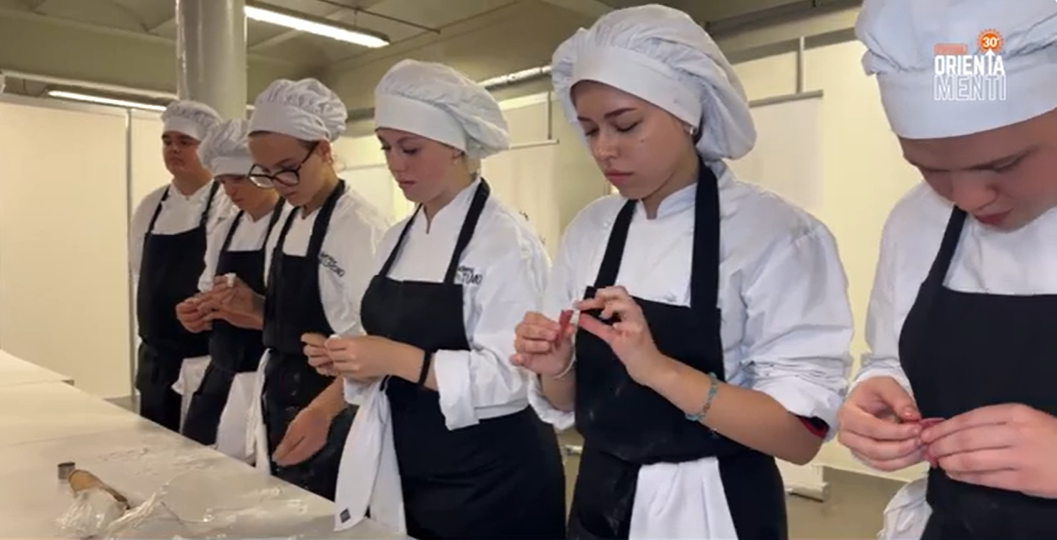 A Orientamenti 2025 l'arte della pasticceria con lo stand dell'Accademia del turismo di Lavagna