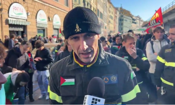 Vigili del fuoco in piazza a Genova: