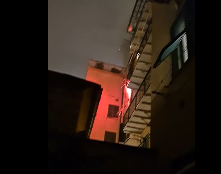 Incendio appartamento in via Bobbio: le fiamme escono dalla finestra