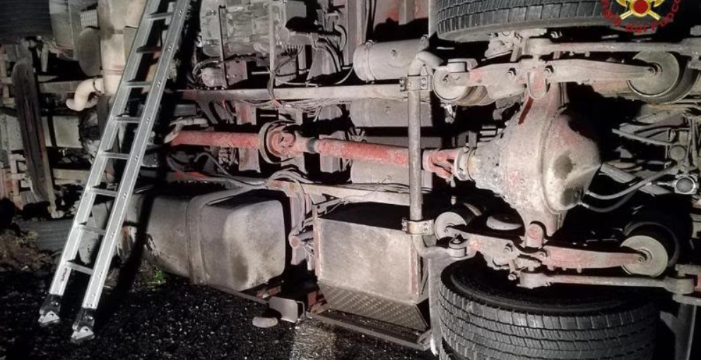 Camion esce fuori strada ad Arcola, autotrasportatore muore all'ospedale