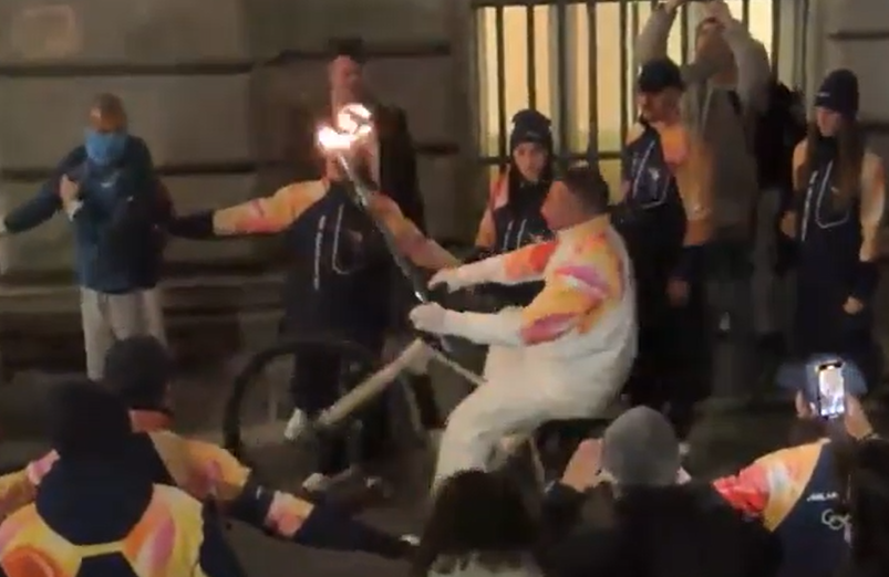 La Fiamma Olimpica a Genova, le impennate in bici di Brumotti con la torcia in mano