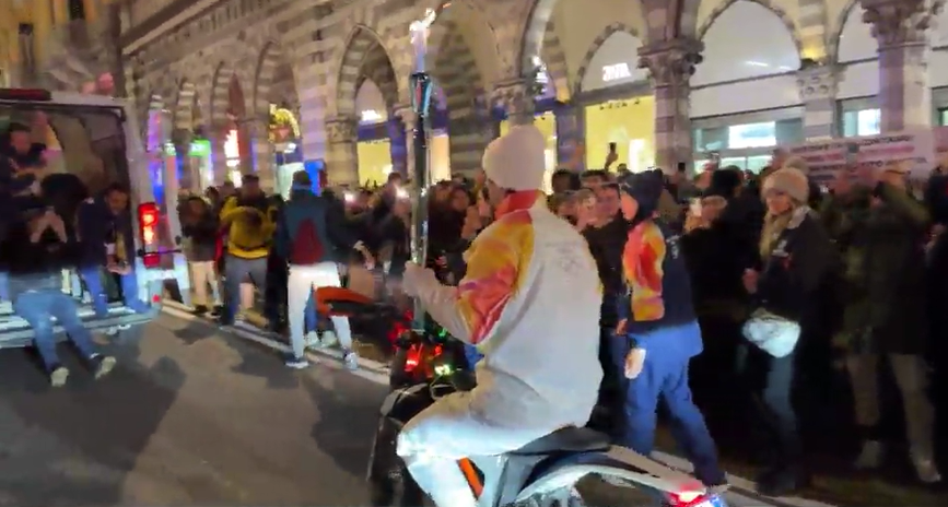 La Fiamma Olimpica a Genova, Martina Colombari cede la torcia a Vanni Oddera