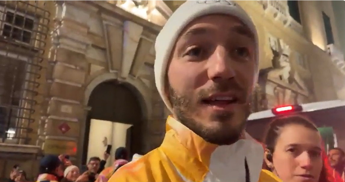 La Fiamma Olimpica a Genova, l'emozione del tedoforo