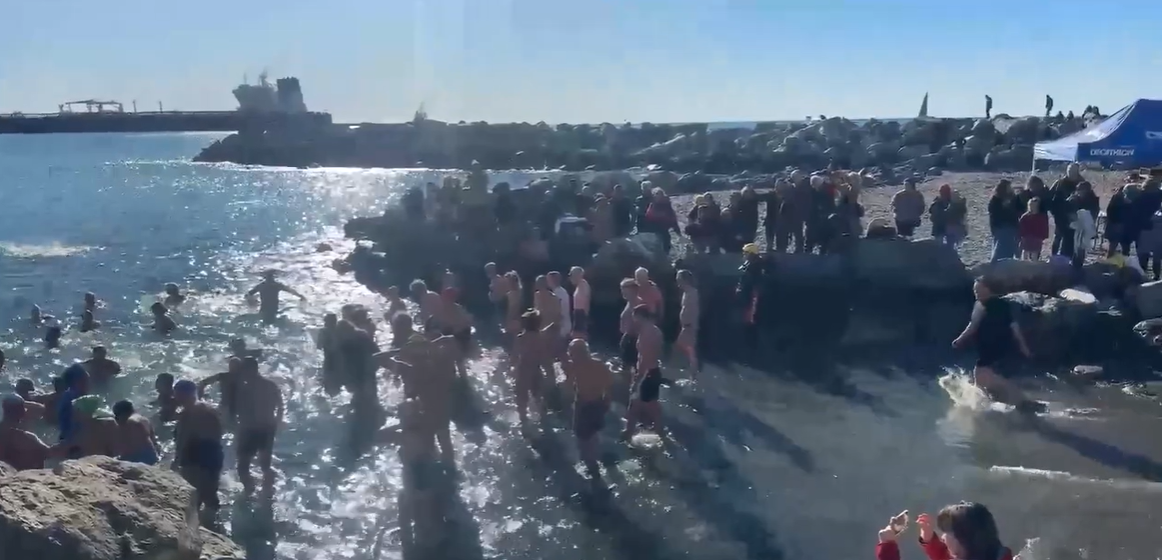 A Pegli torna il cimento invernale: si tuffano in acqua in più di 60