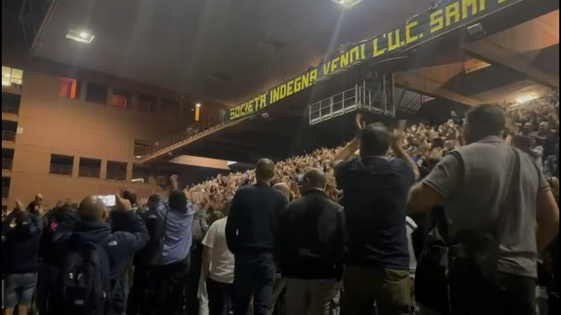 Uno striscione di contestazione con tante persone