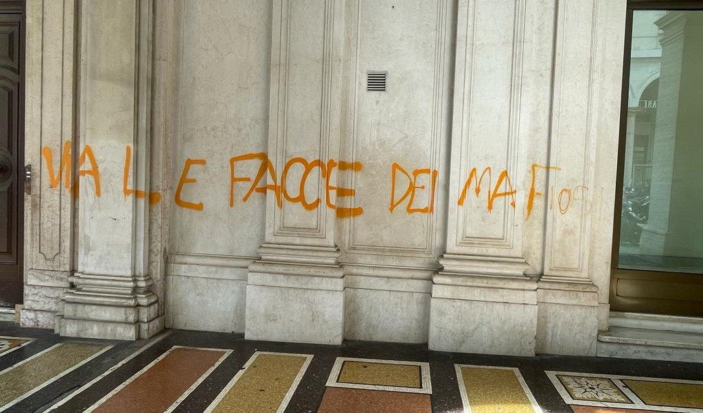 Berlusconi, sul palazzo della Regione appare la scritta: 