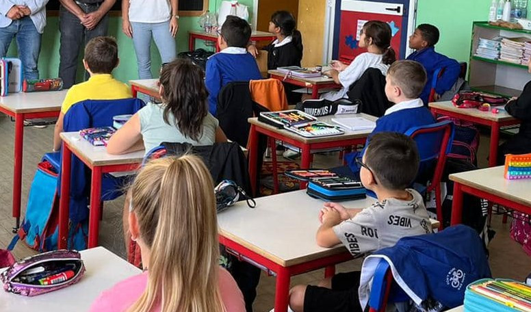 Paura a scuola, crolla parte del controsoffitto in un'aula