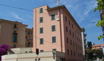 Chiavari, evacuati 300 ragazzi da scuola: studentessa all'ospedale