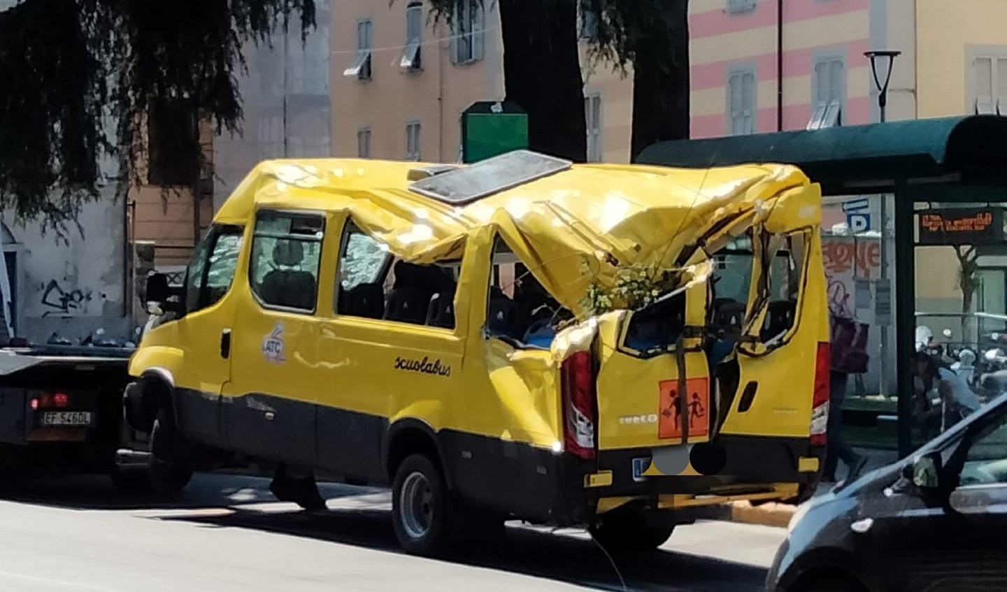 La Spezia, scuolabus cade in una scarpata: due feriti in codice rosso