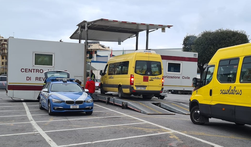 Pneumatici e cinture irregolari: la Stradale blocca 2 scuolabus di Varazze