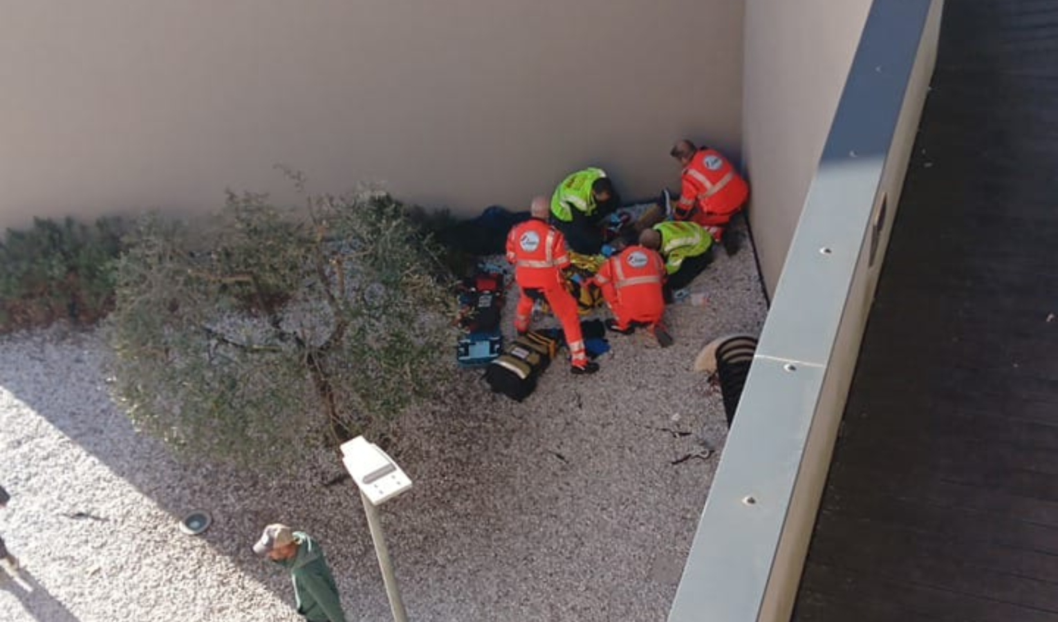 Bambino cade da un parapetto a scuola, all'ospedale in elicottero