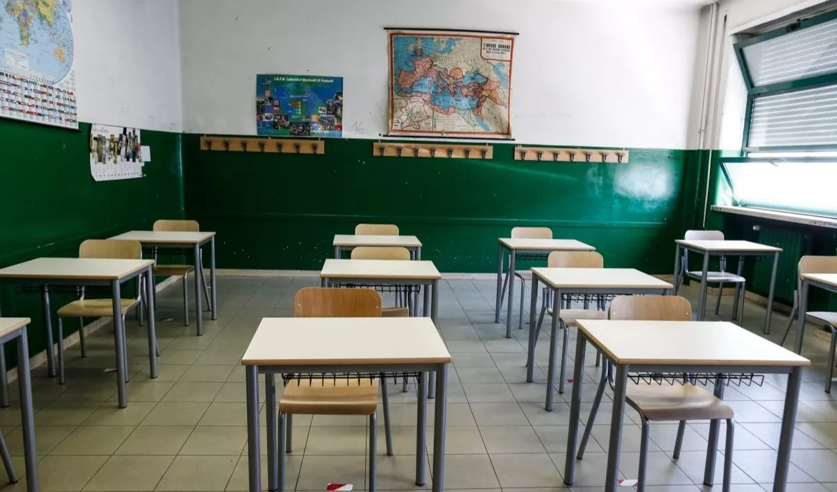 Albenga, crolla muro a scuola: maestra si ferisce