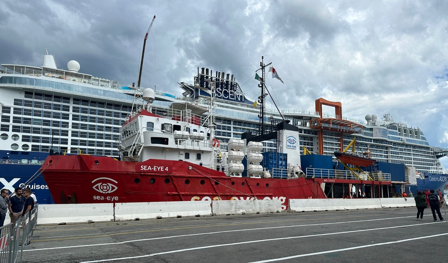 La nave 'Sea-Eye 4' a Genova con 51 migranti, una parte resterà in Liguria