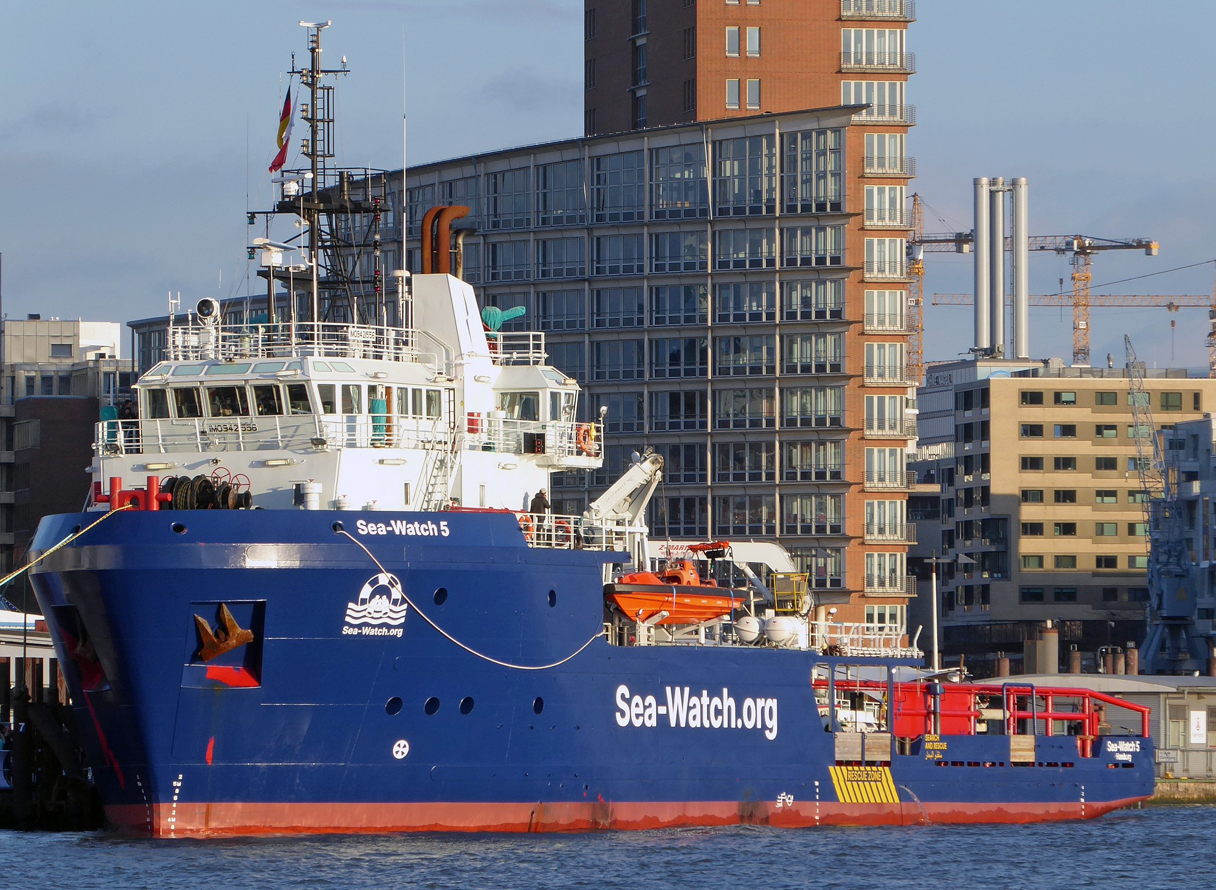 Sea Watch 5 con 70 migranti alla Spezia lunedì mattina, una parte resterà in Liguria