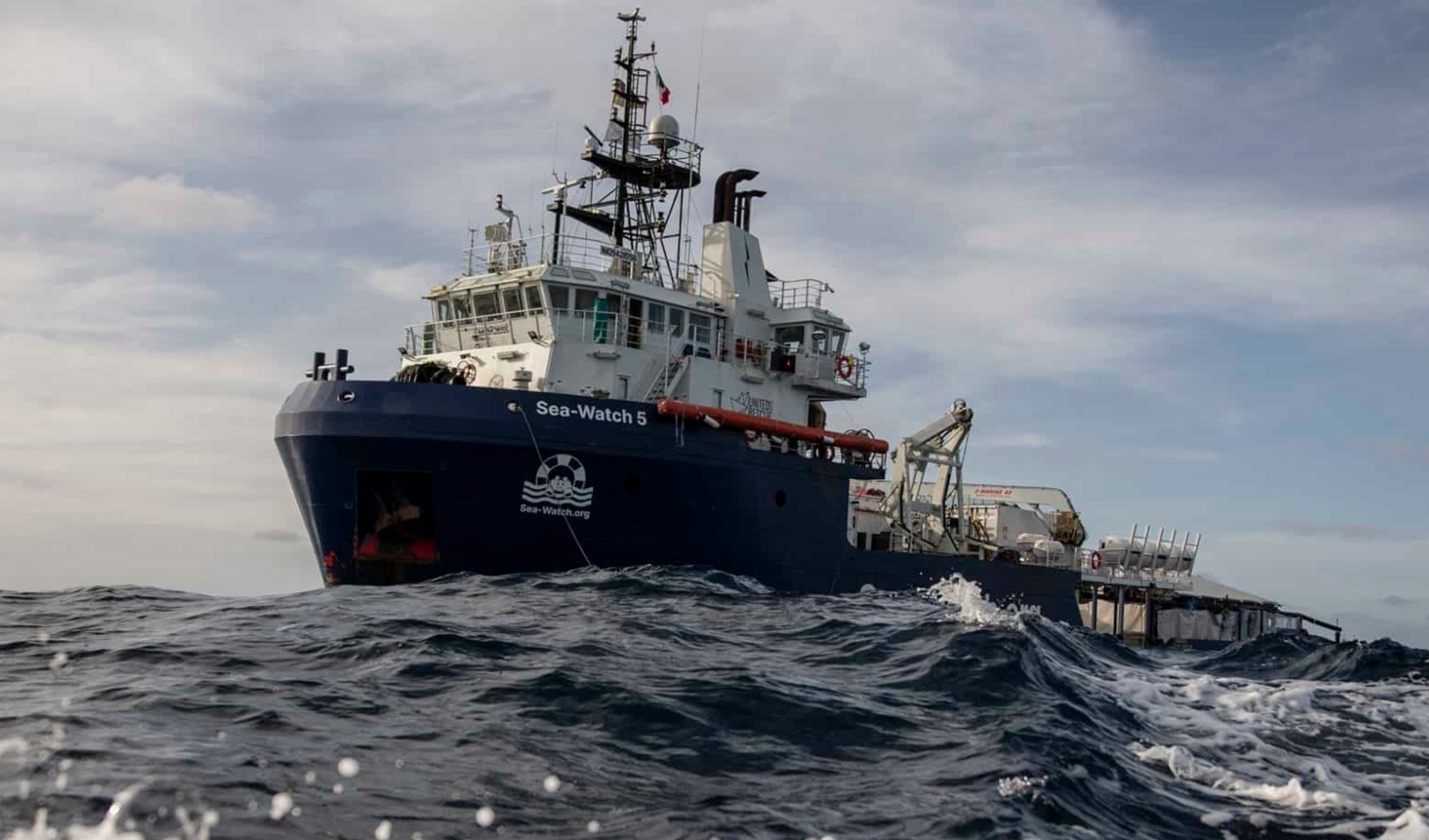 Sea Watch 5 in arrivo alla Spezia, a bordo 70 migranti. Al via le operazioni di accoglienza