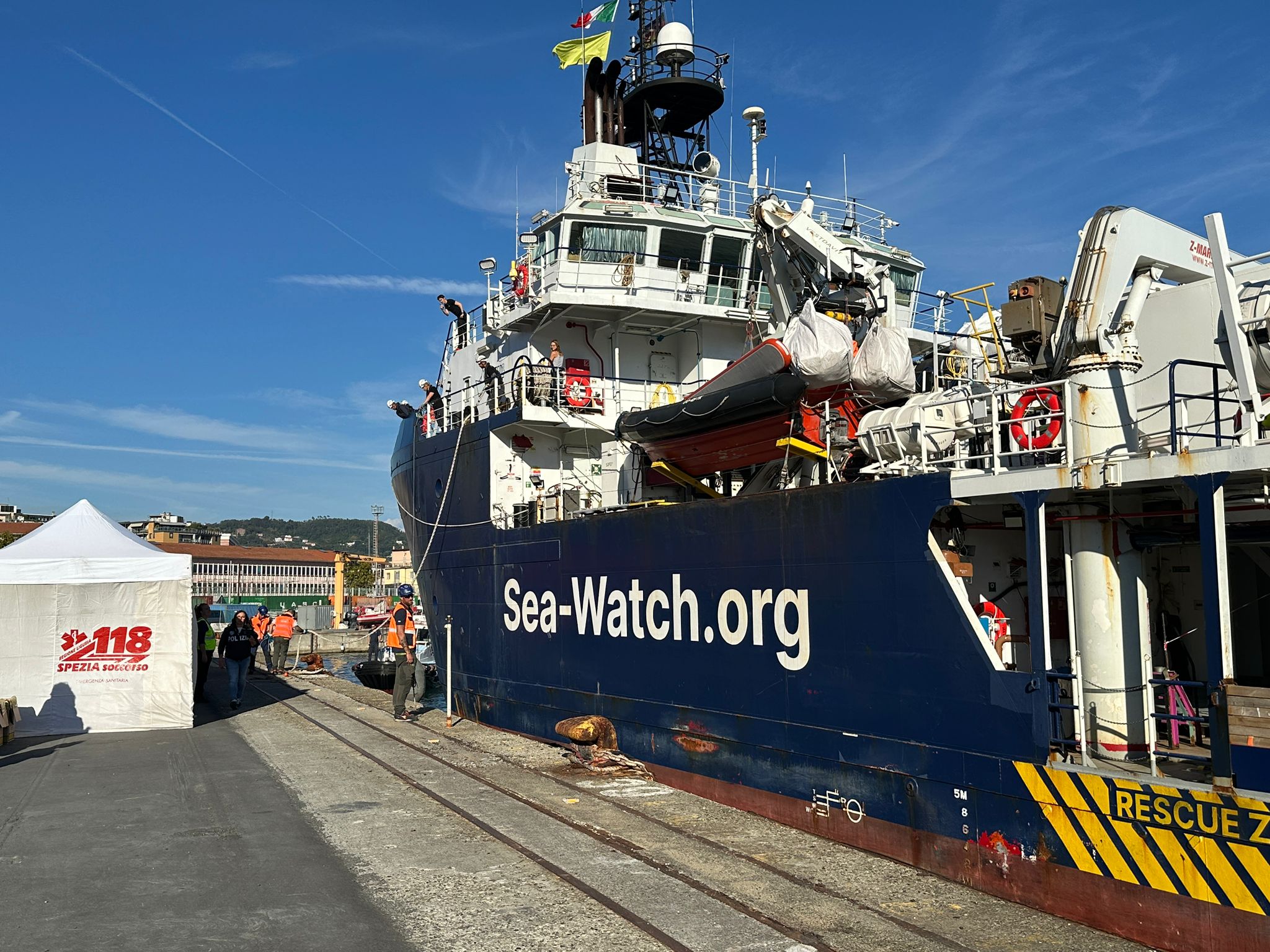 La Sea Watch alla Spezia: sbarcano 79 migranti