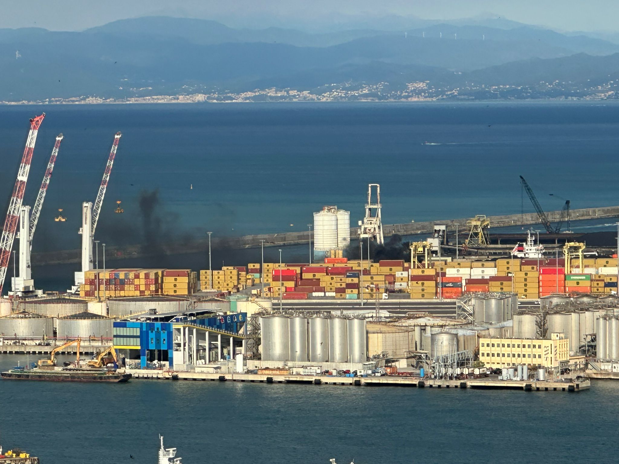 Incendio in porto a Genova, in fiamme alcuni bancali