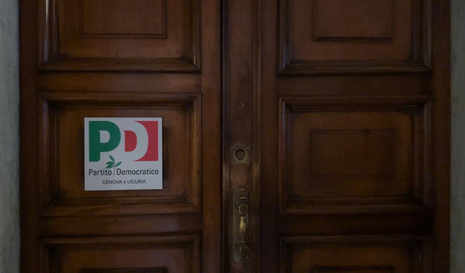 La sede del Partito Democratico Un portone marrone con la scritto "Pd"