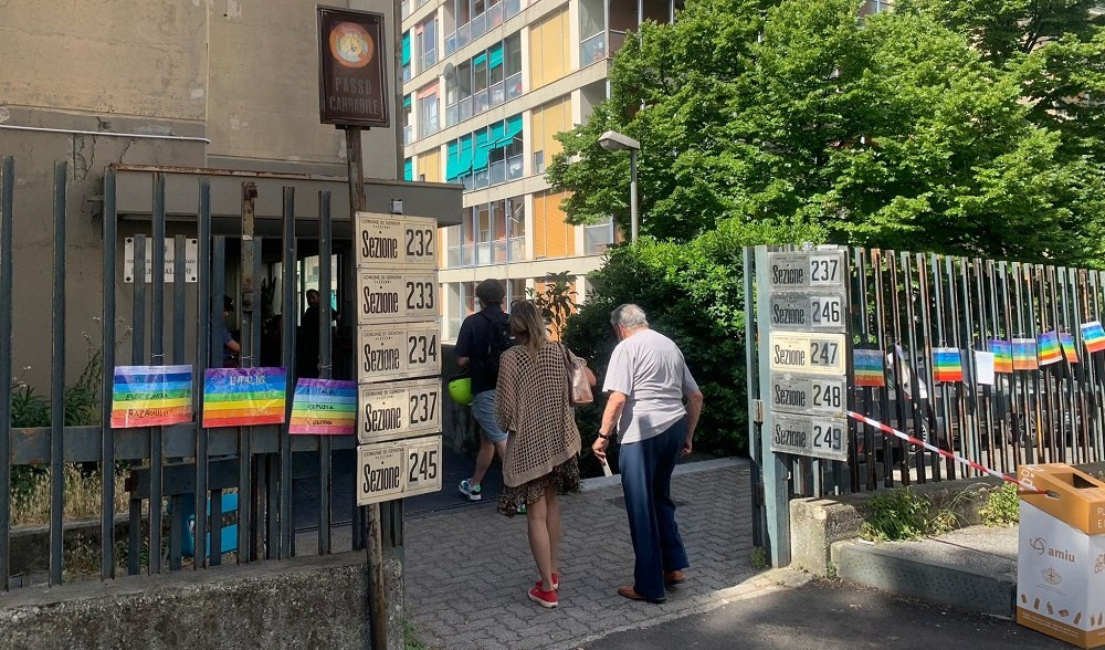 Elezioni in Liguria: alle 12 affluenza bassa per i referendum, meglio le comunali