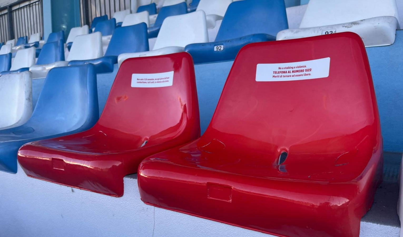 Violenza donne, due seggiolini dello stadio di Chiavari si colorano di rosso