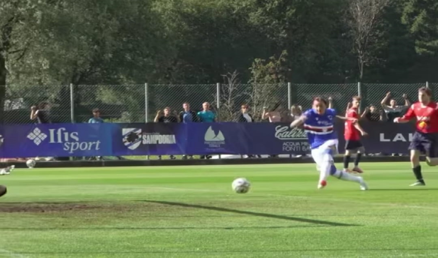 Una partita di calcio, un calciatore al tiro