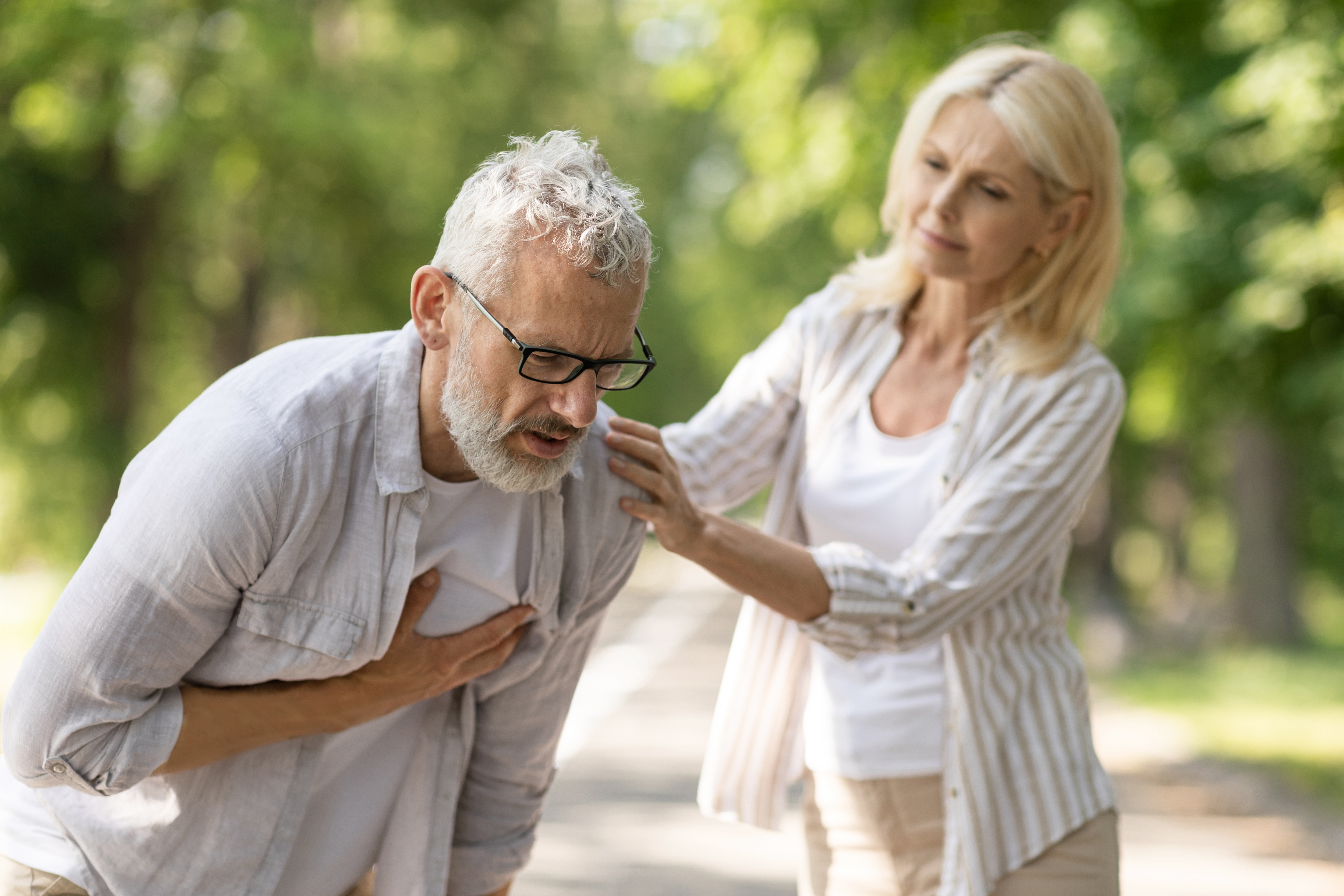 Durante le ondate di caldo estremo + 15-20% di ricoveri per patologie cardiovascolari Uomo con capelli bianchi che si tocca il petto