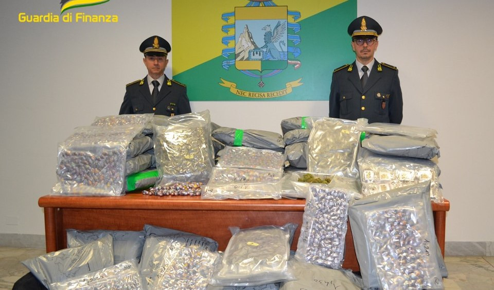 Savona, nasconde mezzo milione di euro di droga nel camion: arrestato