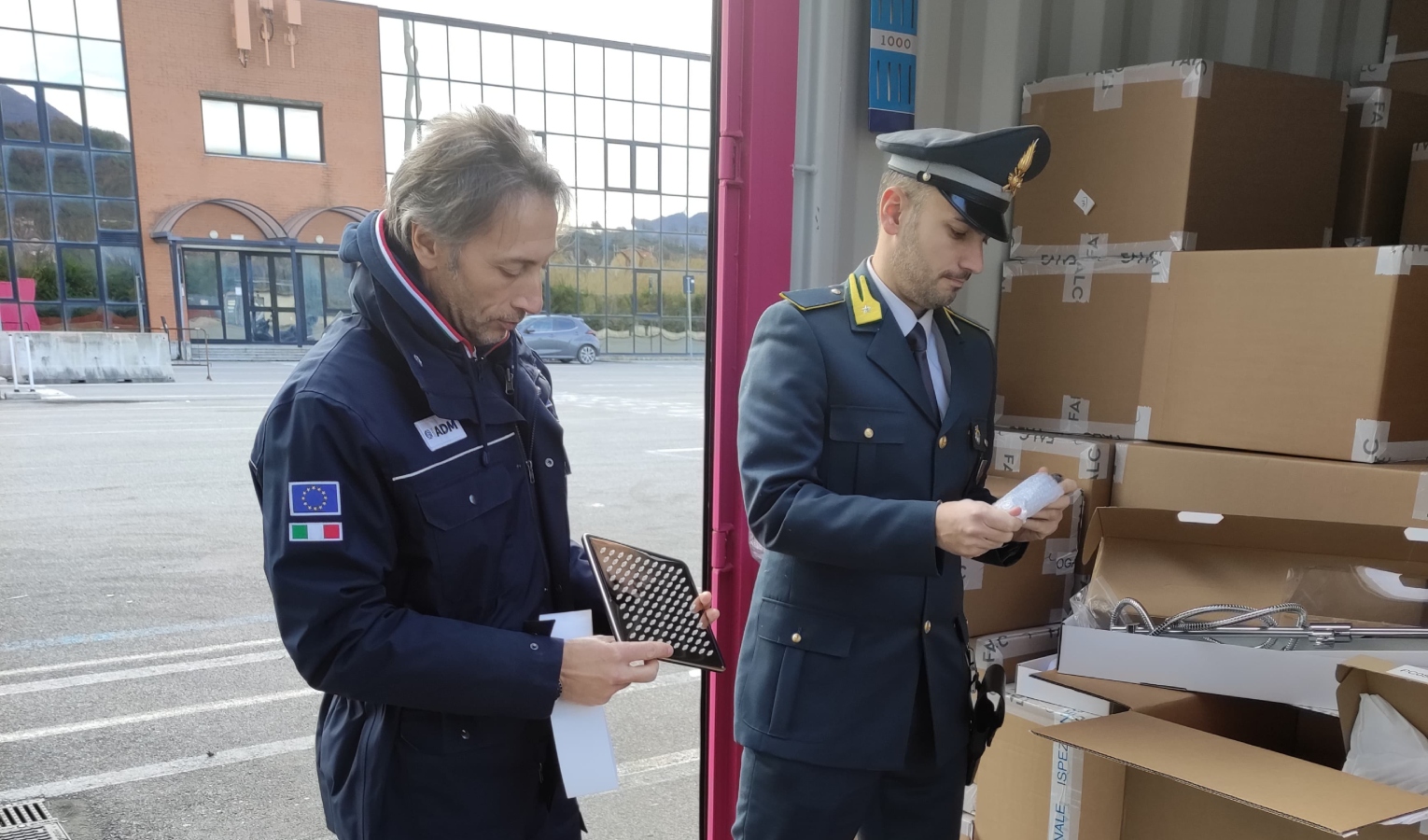 Sequestrati 14mila articoli di falso made in Italy alla Spezia