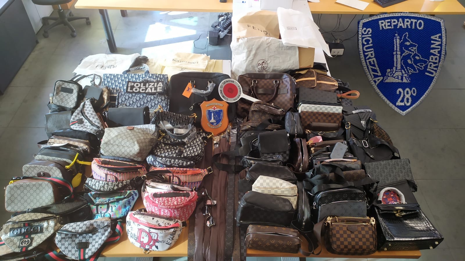 La Polizia locale ha sequestrato oltre settemila capi contraffatti