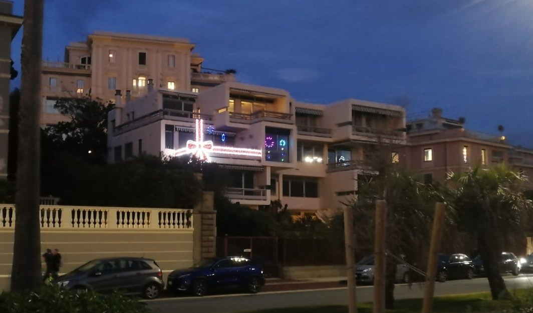 Luminarie natalizie in corso Italia Una palazzina illuminata