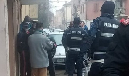 Emergenza casa: presidio operai fa rinviare sfratto famiglia con disabili