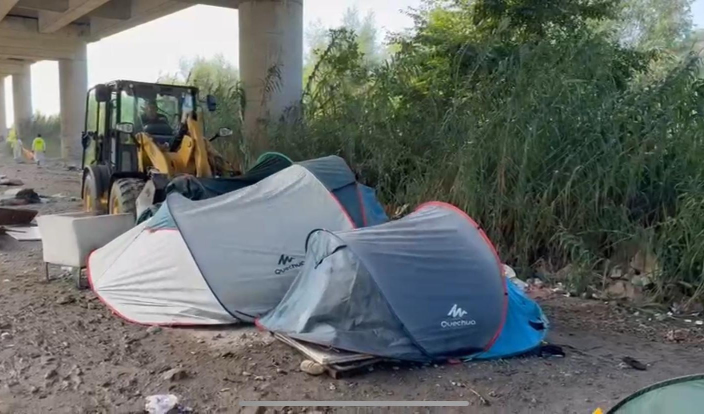 Ventimiglia, ruspa e forze dell'ordine sgomberano la tendopoli di zona Gianchette