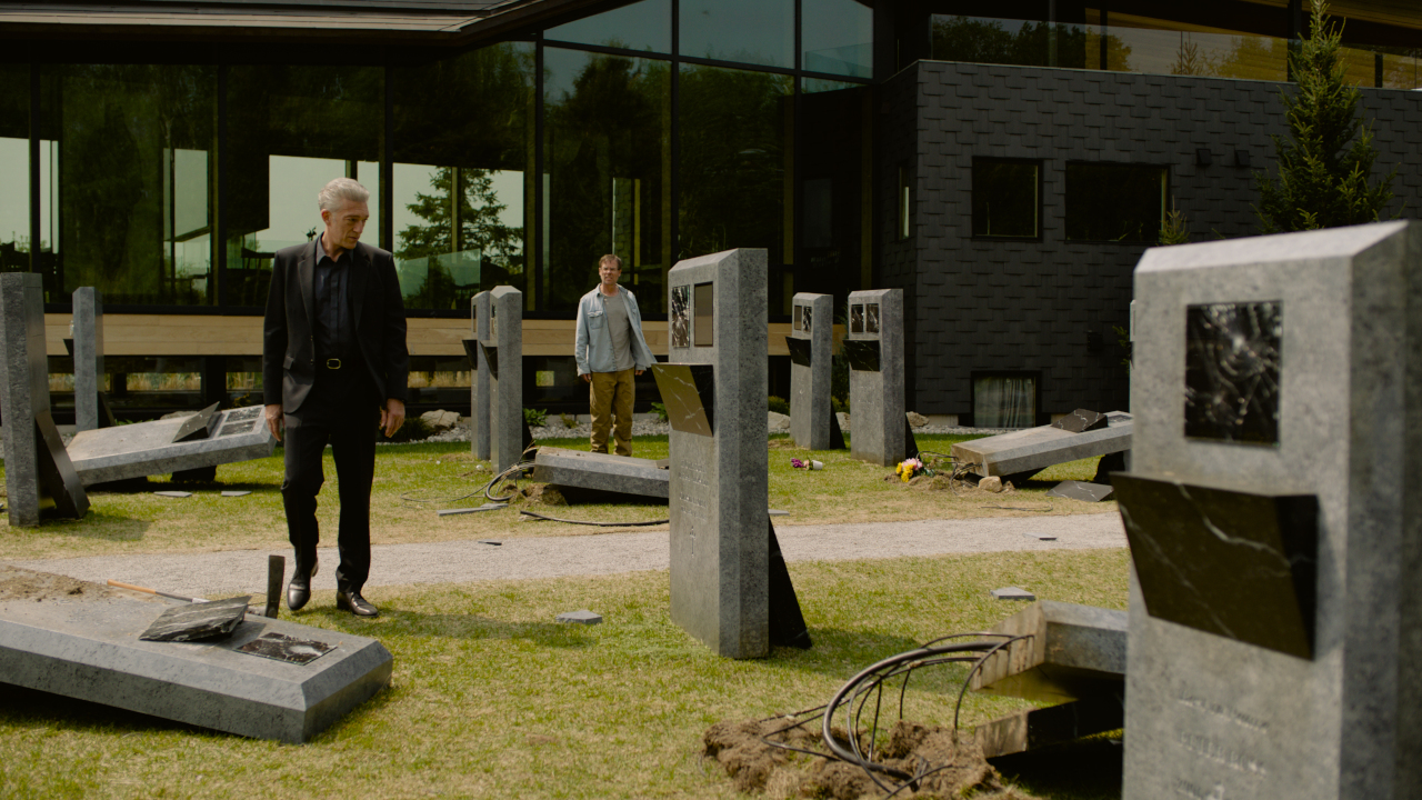 Vincent Cassel in 'The shrouds' Un uomo tra le tombe di un cimitero