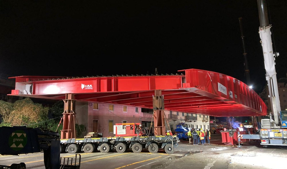 Via Siffredi, la rampa per l'aeroporto prende forma: trasporto eccezionale nella notte