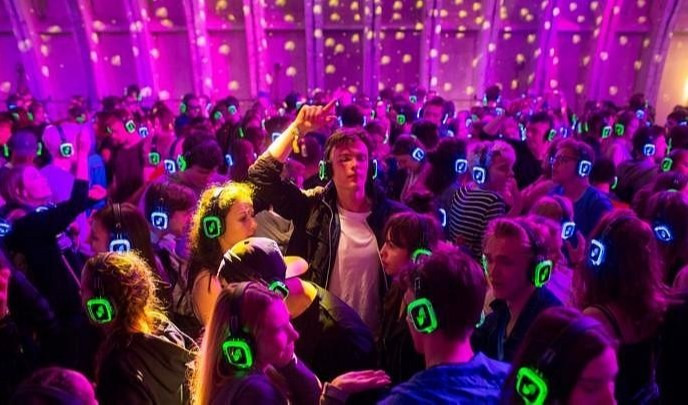 Ecco il fuori Salone Nautico, a Genova Silent Disco in via Garibaldi e aperitivi in blu