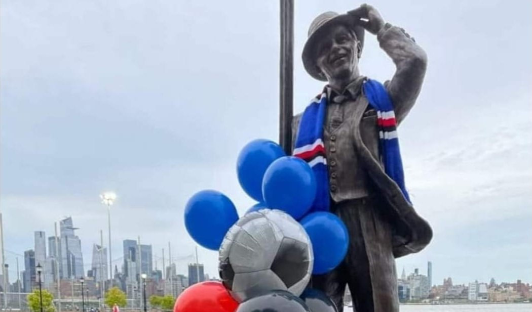 New York, la statua del 'genoano' Sinatra diventa blucerchiata