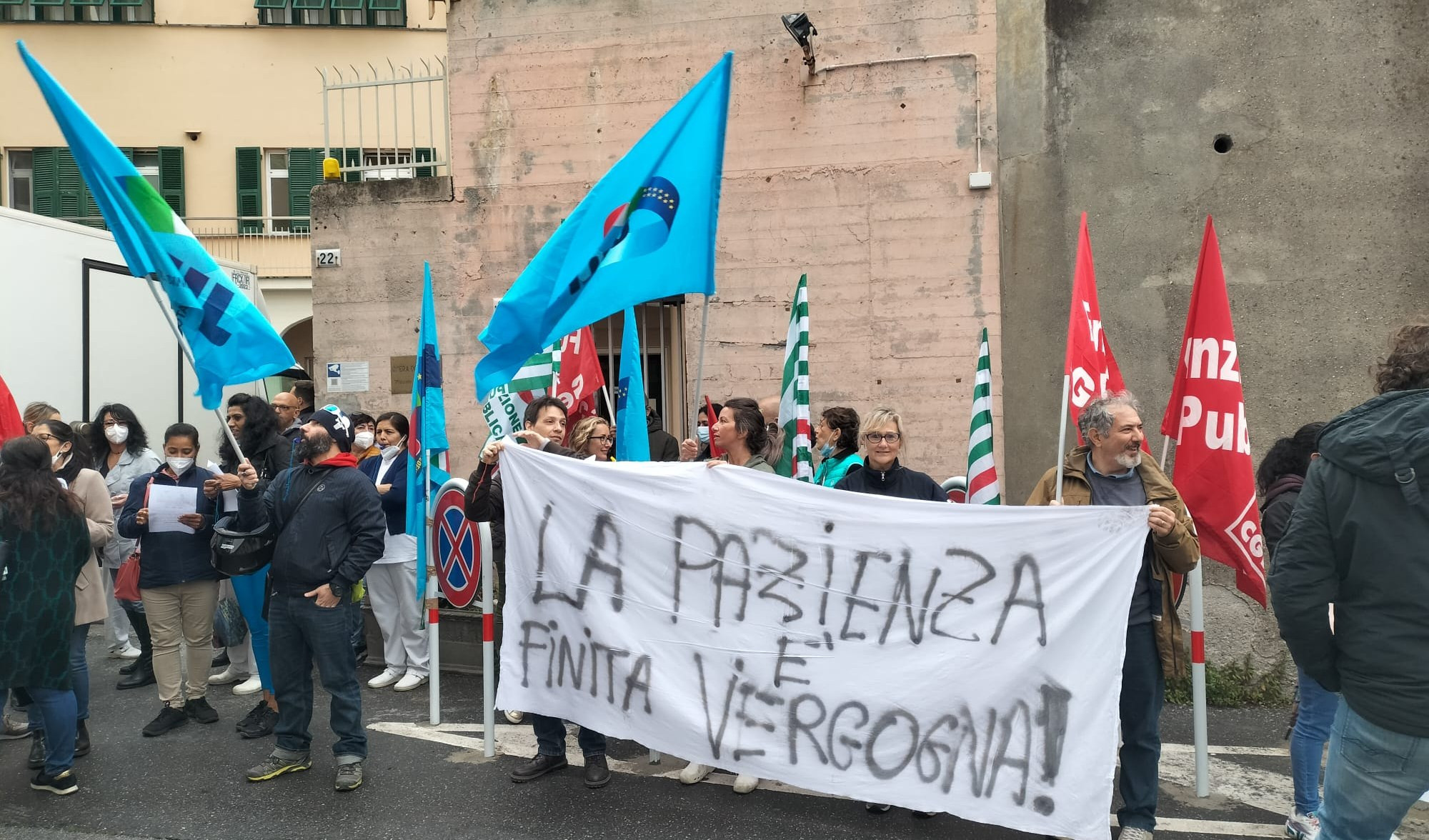 I lavoratori di due Rsa genovesi in piazza: 