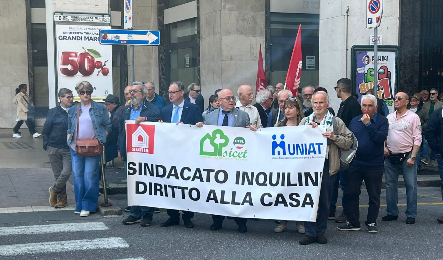Gli 'inquilini' scendono in piazza: manifestazione in centro a Genova