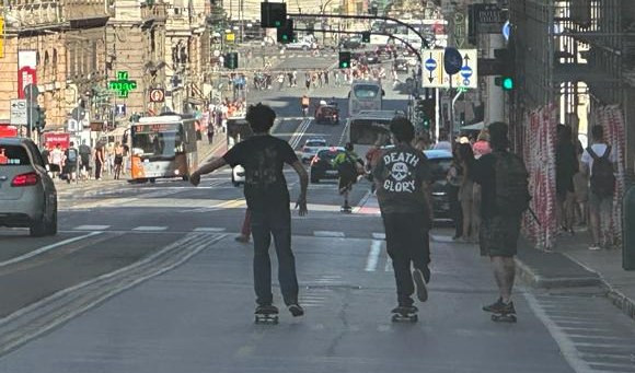 Genova, centro città invaso dagli skaters per la Pace