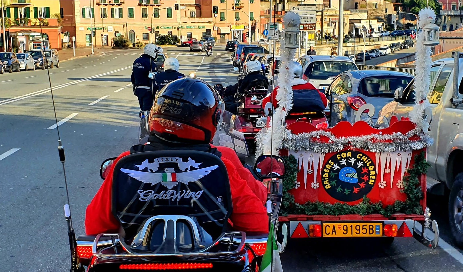 Genova, centinaia di regali per i bambini del Gaslini dai Babbi Natale riders