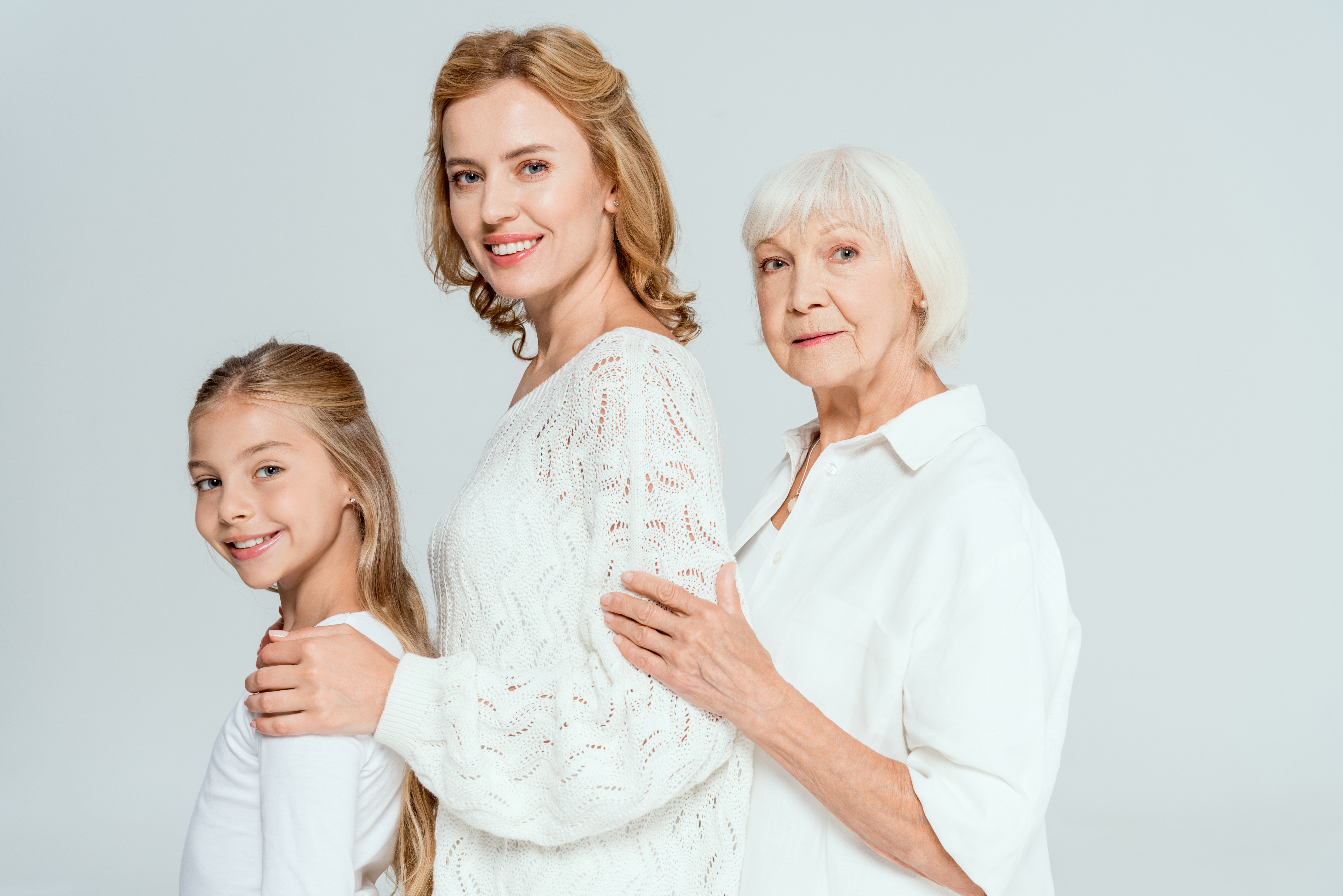 Bambina, donna e anziana sorridenti