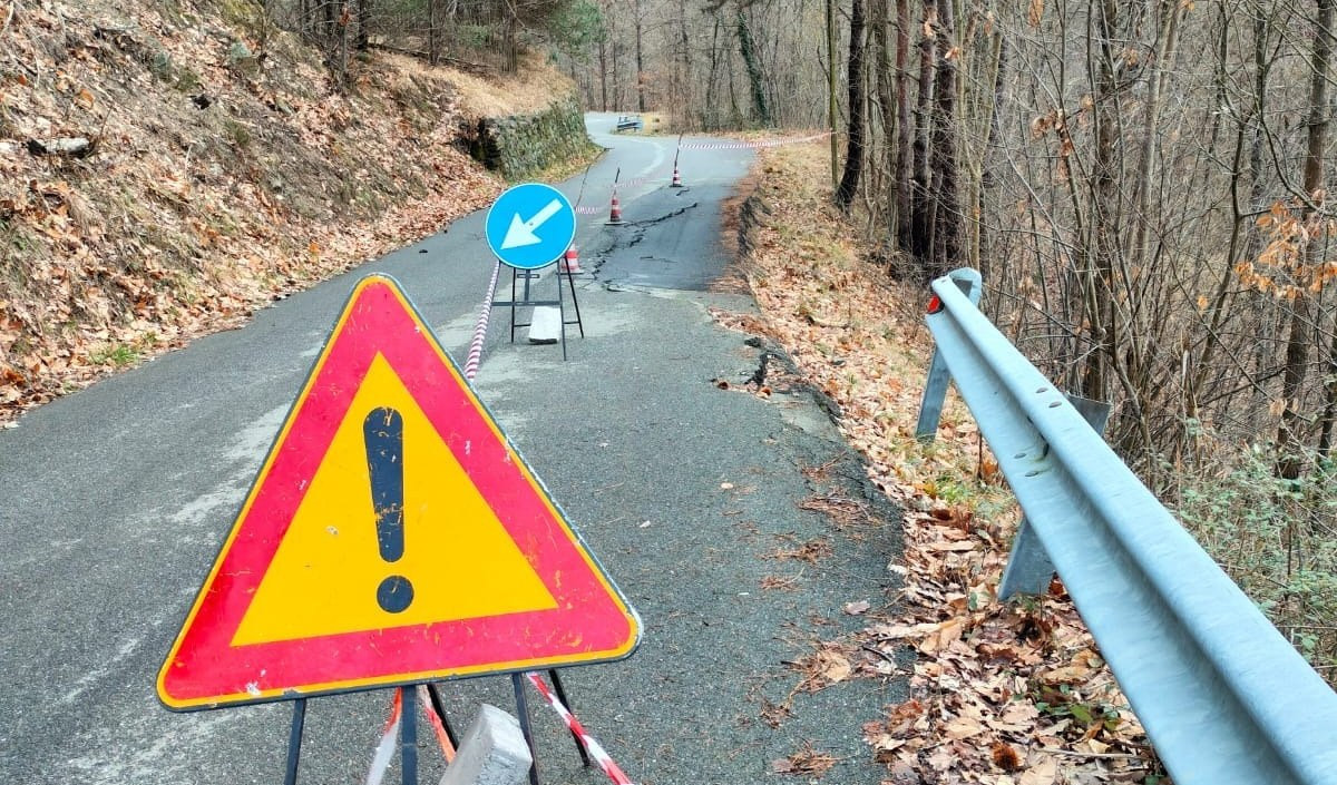 Rossiglione, cedimento lungo la strada in valle Garrone