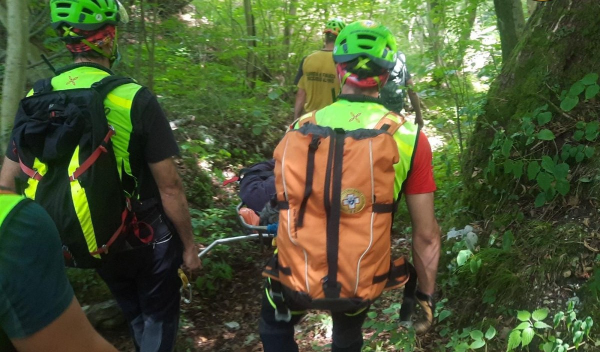 Turista tedesco cade durante escursione, trasportato 'a mano' lungo il sentiero