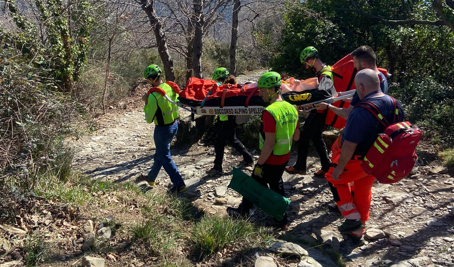 Pieve Ligure, si sloga la caviglia su sentiero: donna all'ospedale