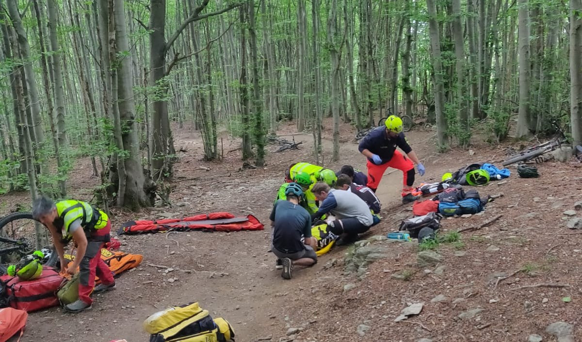 Biker contro una roccia nel savonese: salvato in elicottero