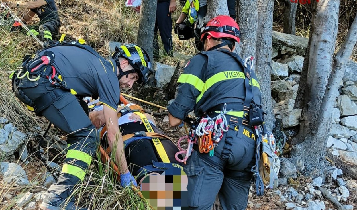 Turista cade sul sentiero e sbatte la testa all'isola Palmaria: salvata dai vigili del fuoco 